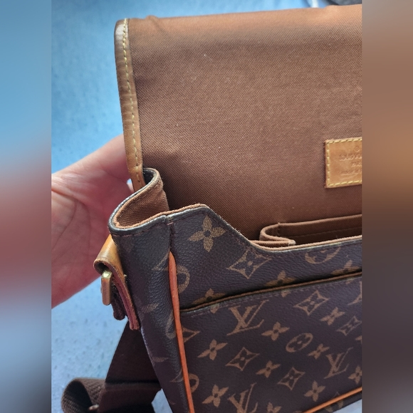 Authentic Louis Vuitton Crossbody Messenger Bag (Bosphore) - Picture 12 of 12